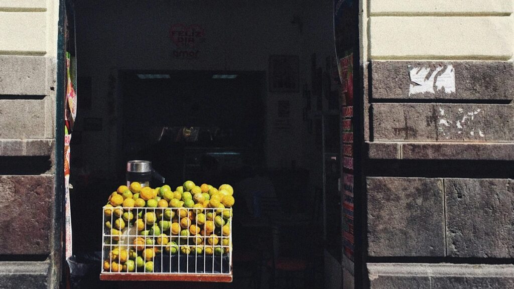 Una tienda con una caja de limones en la entrada.Cómo ganar dinero en Bigo Live:Guía completa para monetizar tu talento y atraer a la audiencia.