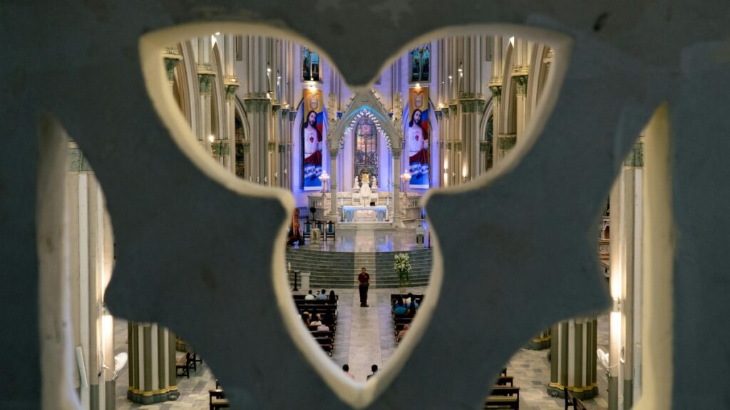 Una vista a través de un agujero en forma de corazón de una iglesia.¿Puede Byte App superar a TikTok?Un análisis de la competencia en las redes sociales evalúa sus posibilidades.