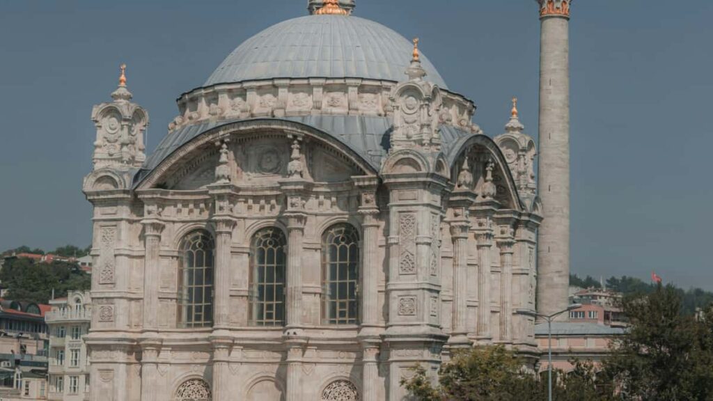 Guia practica para creadores en Ecuador que quieren contactar marcas rusas en eBay y colaborar con oficinas de turismo: estrategias, riesgos, VPNs y ejemplos reales.