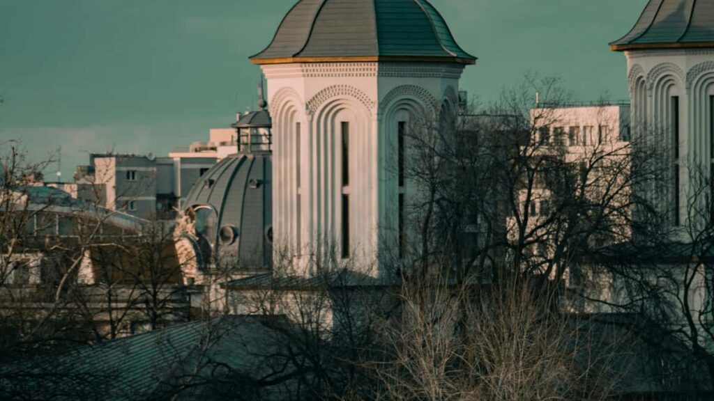 Guia practica para anunciantes en Ecuador sobre como encontrar y colaborar con creadores de Instagram de Ucrania, con tacticas, riesgos y herramientas actuales.