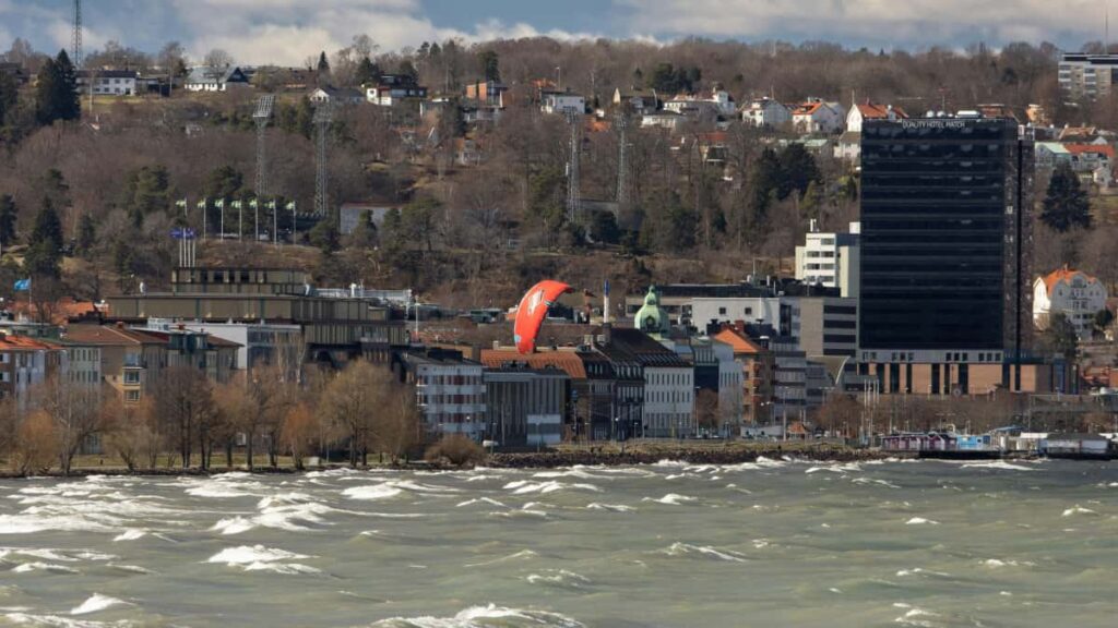 Guia practica para creadores en Ecuador: como identificar, contactar y cerrar colaboraciones con marcas canadienses via Telegram para producir guias de productividad efectivas.