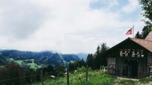 Guia practica para creadores en Ecuador: pasos, plantillas y tacticas para contactar marcas filipinas por WhatsApp y producir videos cortos de alto impacto.