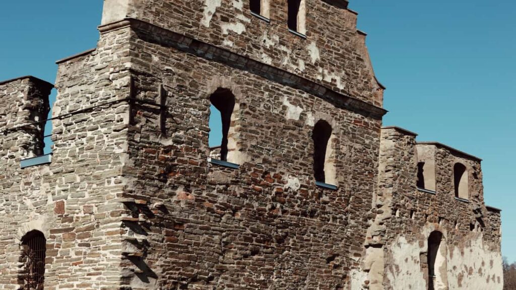 Guia practica para creadores en Ecuador que quieren contactar marcas bolivianas en Clubhouse y representar productos fitness: tacticas, ejemplos reales y pitch listo para usar.