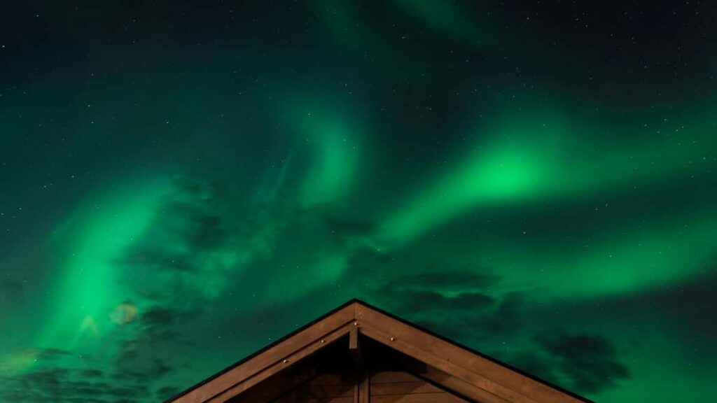 Guia practica para creadores en Ecuador que quieren contactar marcas alemanas via ShareChat y revisar plataformas de aprendizaje.