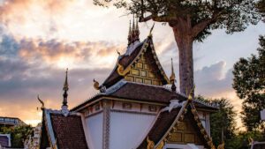 Guia practica para creadores en Ecuador que quieren conectar con marcas de Laos en Twitch, construir confianza y cerrar patrocinios culturales y efectivos.