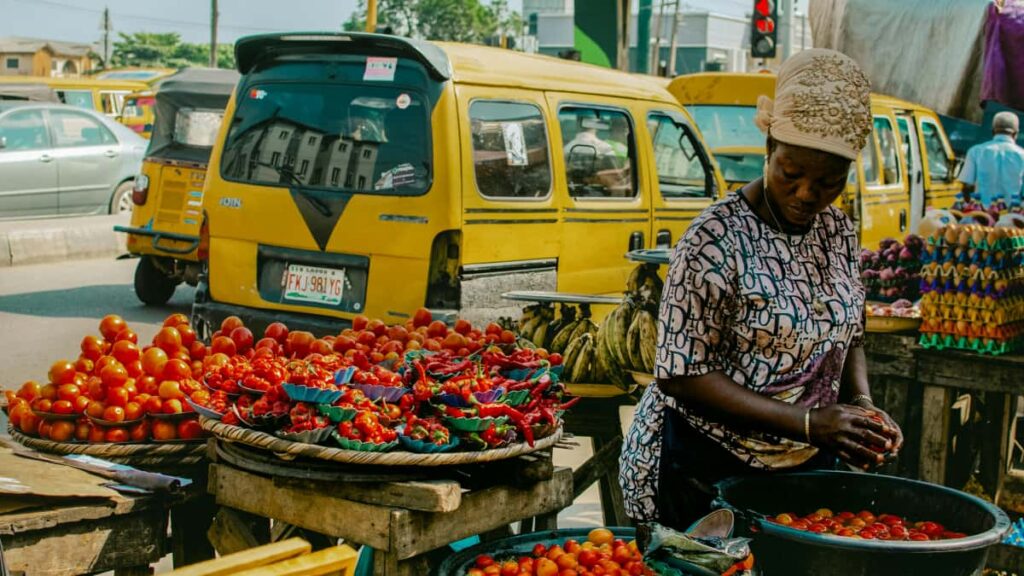 Guia practica para creadores en Ecuador sobre como acercarse a marcas colombianas en YouTube, disenar CTAs que conviertan y cerrar acuerdos rentables.