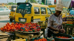 Guia practica para creadores en Ecuador sobre como acercarse a marcas colombianas en YouTube, disenar CTAs que conviertan y cerrar acuerdos rentables.