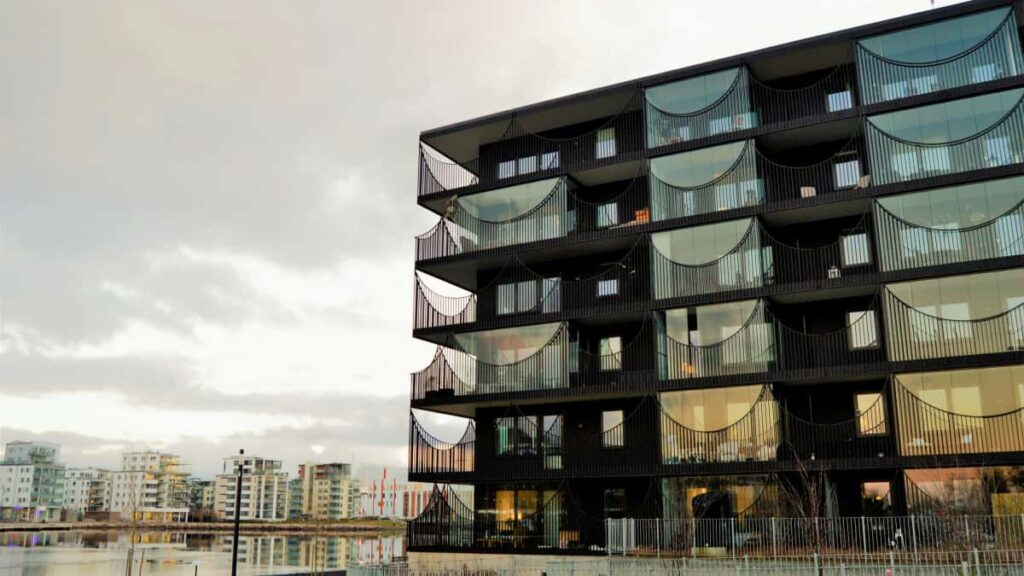 Guia practica para creadores en Ecuador: estrategias y pasos para llegar a marcas en Takatak y promocionar tracks mediante challenges locales y patrocinados.