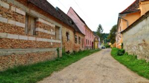 Guia practica para anunciantes en Ecuador: como localizar creators en Etsy (Camboya) y lanzar una serie de tutoriales liderada por creadores.