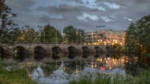 Guia practica para anunciantes en Ecuador: como localizar y negociar con creadores saudies en Facebook y streamers para impulsar instalaciones de apps.